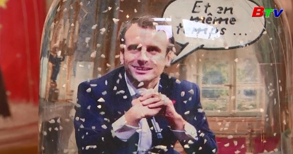 Quả cầu tuyết hình tổng thống Macron hút khách trước lễ giáng sinh