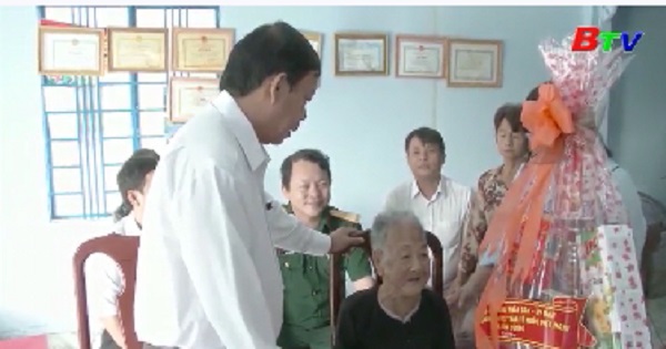 Thăm, tặng quà mẹ Việt Nam anh hùng tại huyện Bắc Tân Uyên