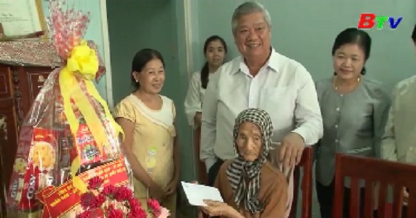 Thăm, tặng quà mẹ Việt Nam anh hùng tại thị xã Dĩ An