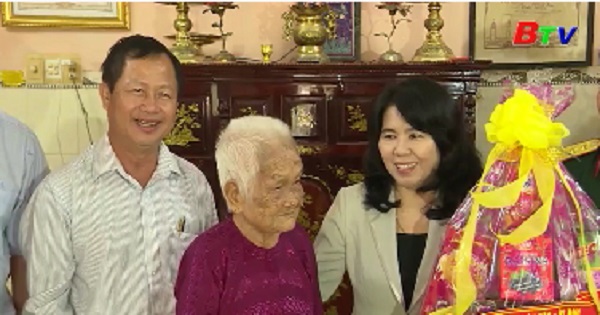 Thăm, tặng quà mẹ Việt Nam anh hùng tại Bàu Bàng