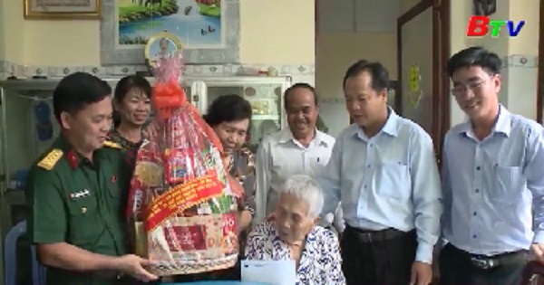 Thăm, tặng quà mẹ Việt Nam anh hùng tại Tp. Thủ Dầu Một