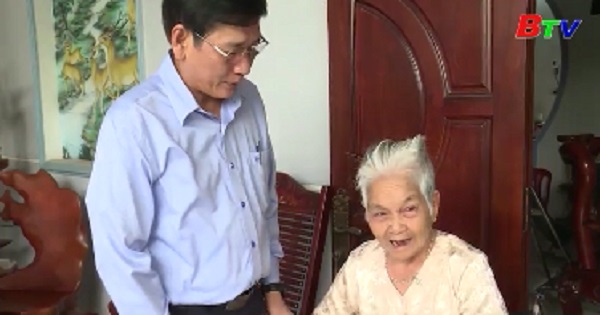 Thăm, tặng quà mẹ Việt Nam anh hùng tại Thị xã Bến Cát