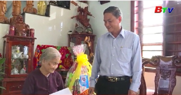 Lãnh đạo tỉnh Bình Dương thăm mẹ Việt Nam anh hùng ở thị xã Tân Uyên