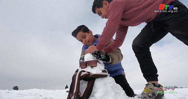 Iraq - Người dân thành phố Sulaimaniya thích thú tận hưởng tuyết rơi