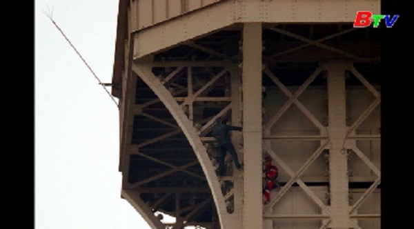 Pháp bắt giữ đối tượng trèo lên Tháp Eiffel và cố thủ trong hơn 6 giờ