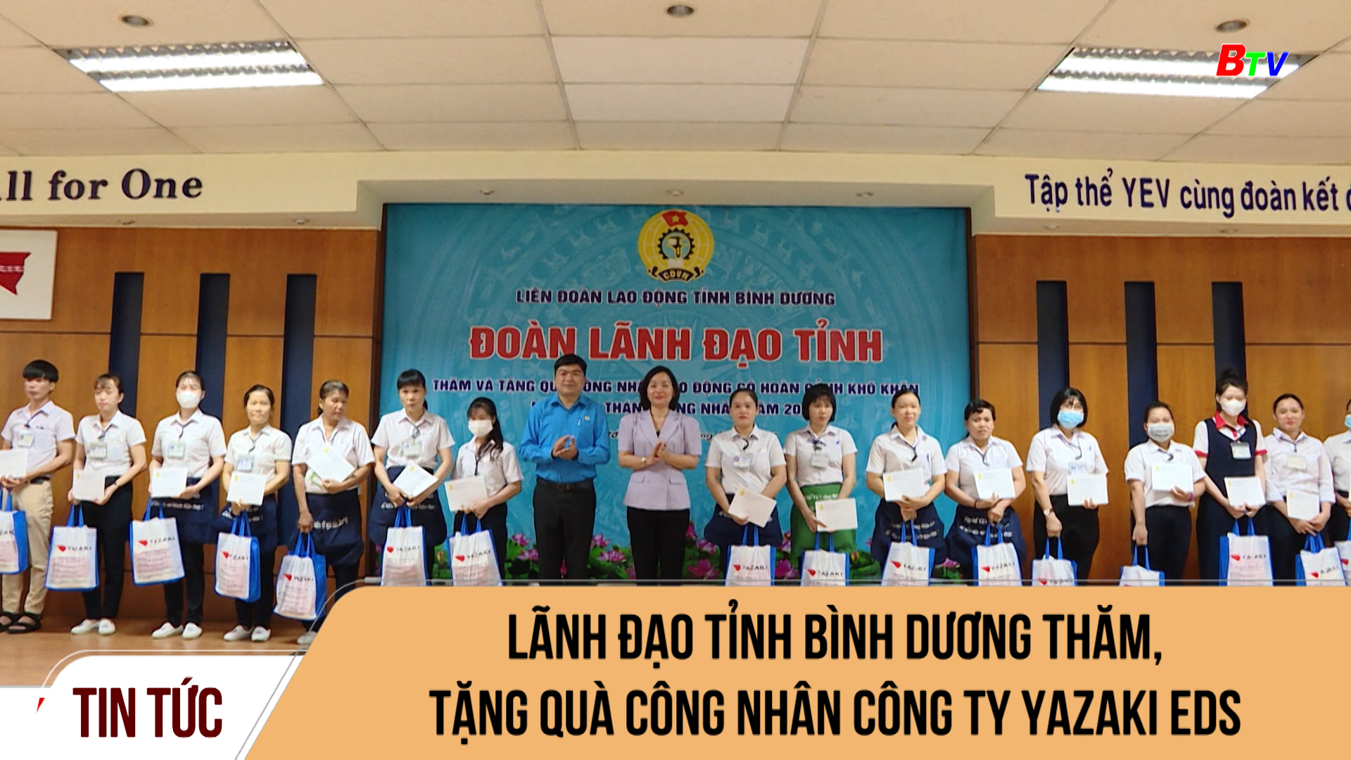 Lãnh đạo tỉnh Bình Dương thăm, tặng quà công nhân công ty Yazaki Eds	