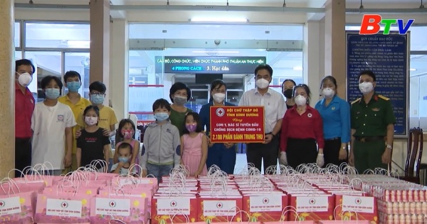 Hội Chữ thập đỏ Tỉnh trao tặng bánh trung thu cho lực lượng y tế thành phố Thuận An