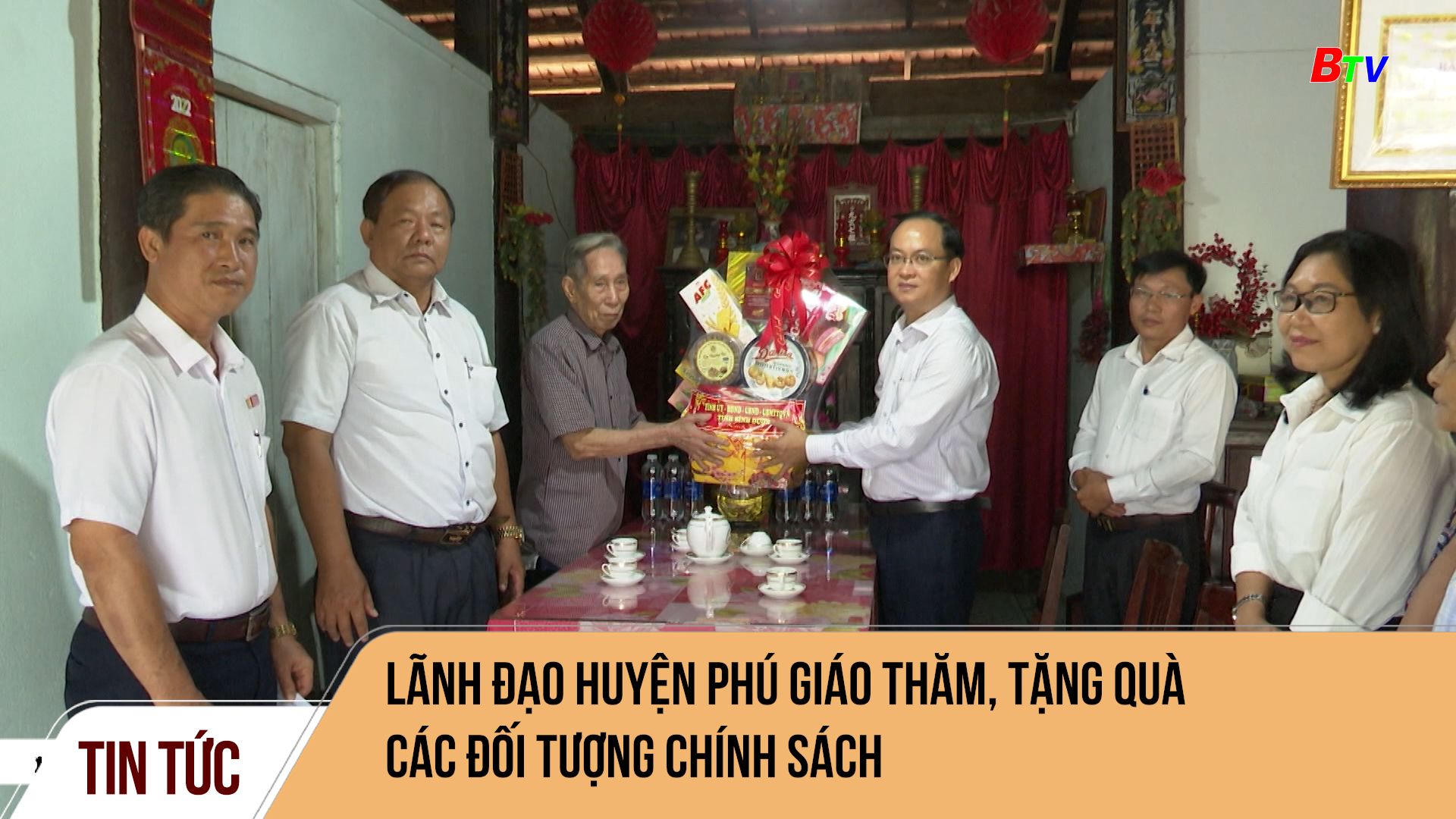 Lãnh đạo huyện Phú Giáo thăm, tặng quà các đối tượng chính sách