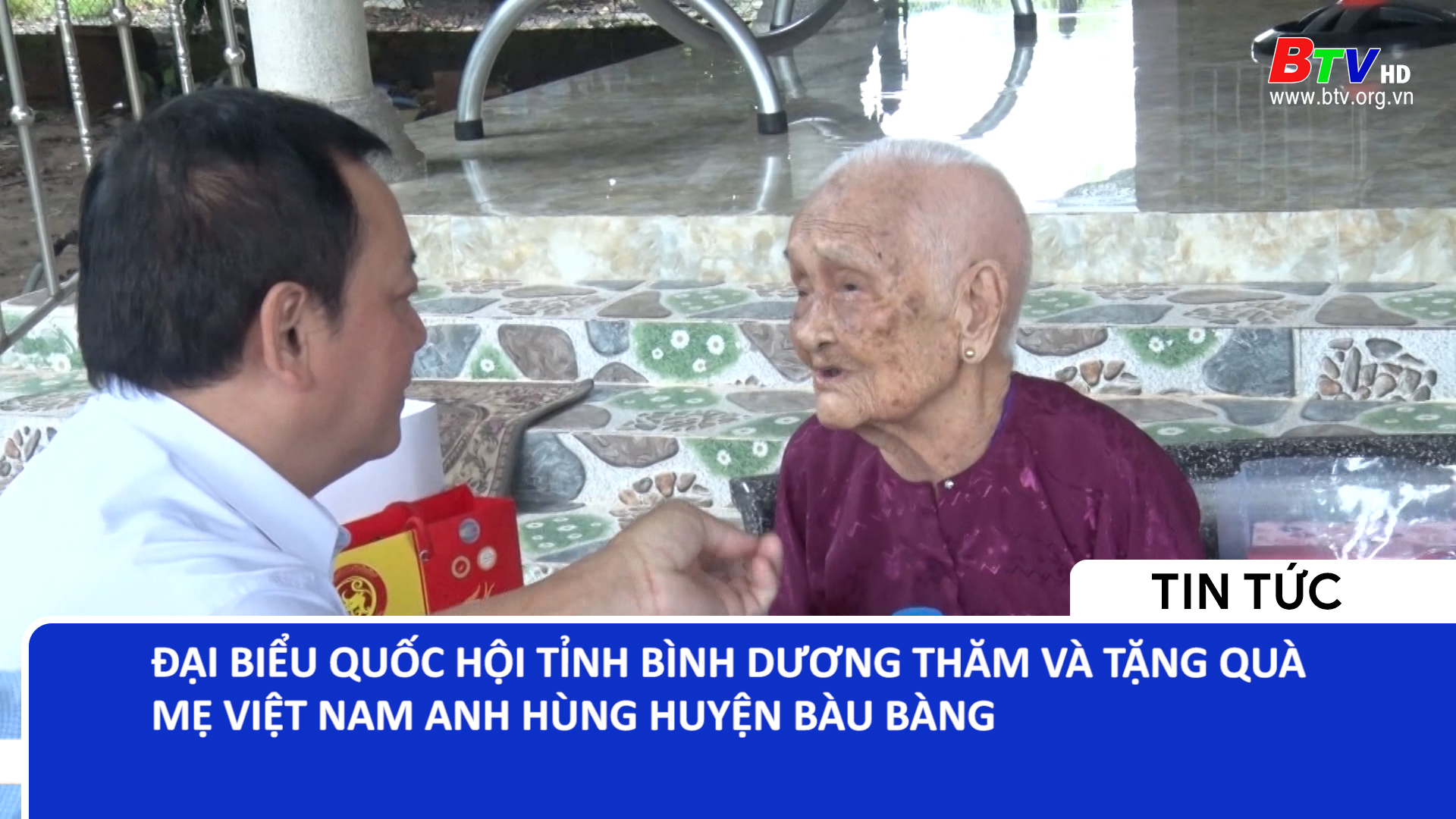 Đại biểu Quốc hội tỉnh Bình Dương thăm và tặng quà mẹ Việt Nam Anh hùng huyện Bàu Bàng