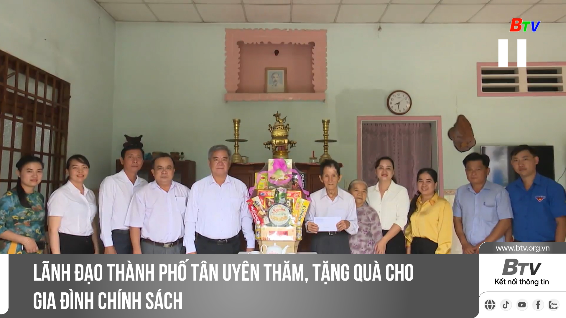 Lãnh đạo thành phố Tân Uyên thăm, tặng quà cho gia đình chính sách