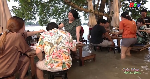 Khác lạ nhà hàng đón thực khách giữa dòng nước lũ ở Thái Lan