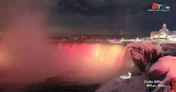 Quang cảnh thác nước Niagara đóng băng về đêm