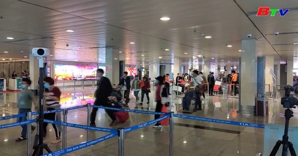 Tạm dừng nhập cảnh với người nước ngoài, người gốc Việt có giấy miễn thị thực