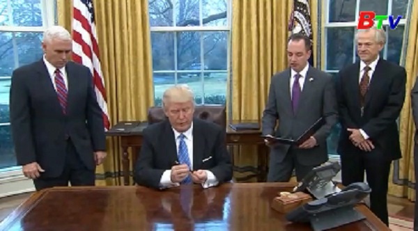 Tân Tổng thống Mỹ Donald Trump ký sắc lệnh rút khỏi hiệp định TPP