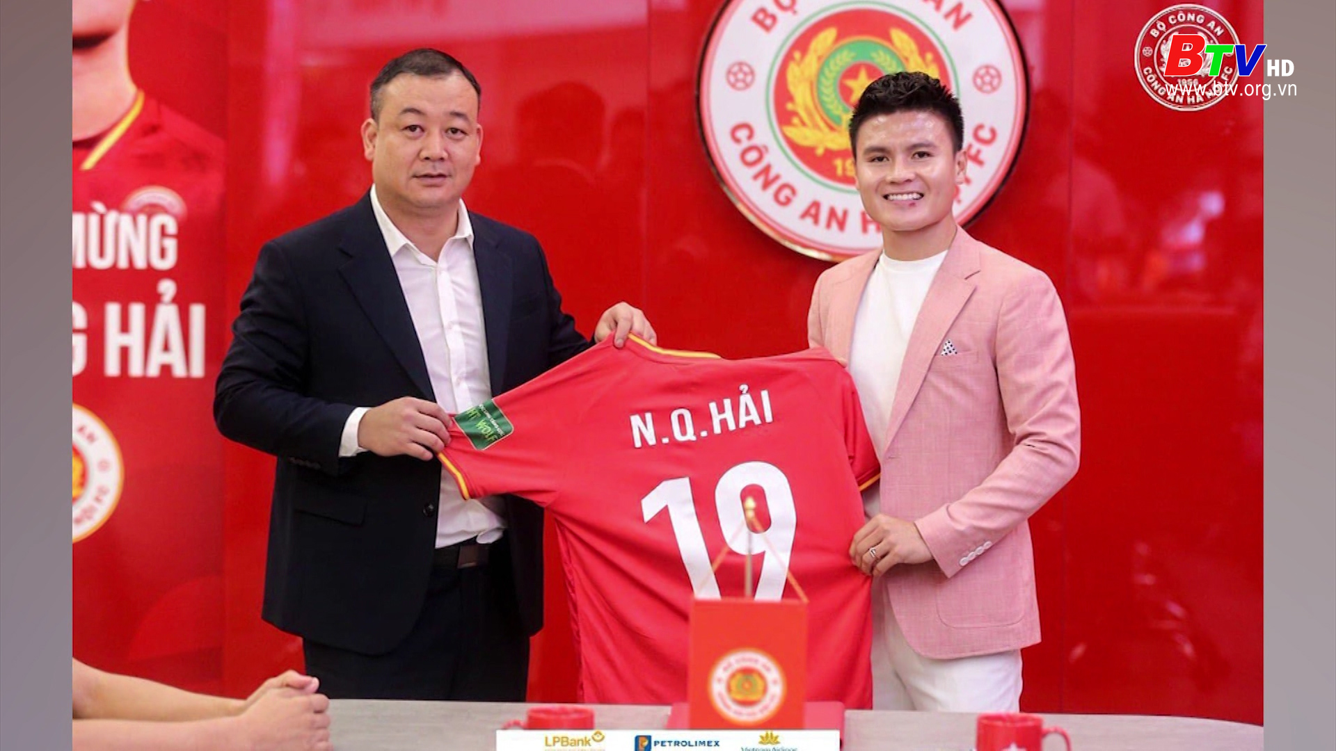 Tiền vệ Nguyễn Quang Hải ra mắt CLB Công an Hà Nội