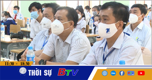 Trao hỗ trợ và máy tính bảng cho giáo viên, học sinh