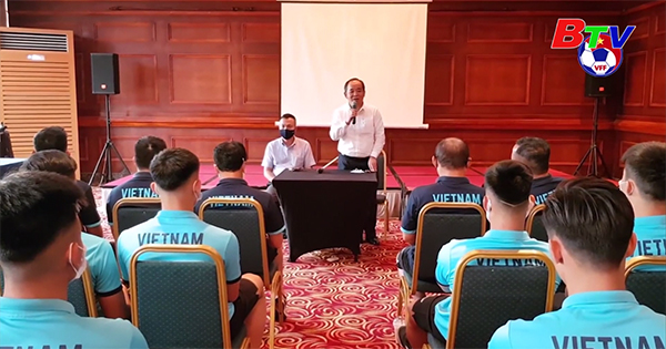 Chủ tịch Liên đoàn Bóng đá Việt Nam Lê Khánh Hải thăm và động viên tinh thần đội tuyển Việt Nam