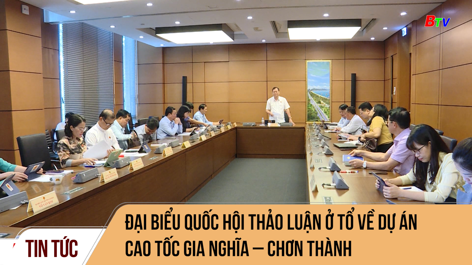 Đại biểu Quốc hội thảo luận ở tổ về dự án cao tốc Gia Nghĩa – Chơn Thành