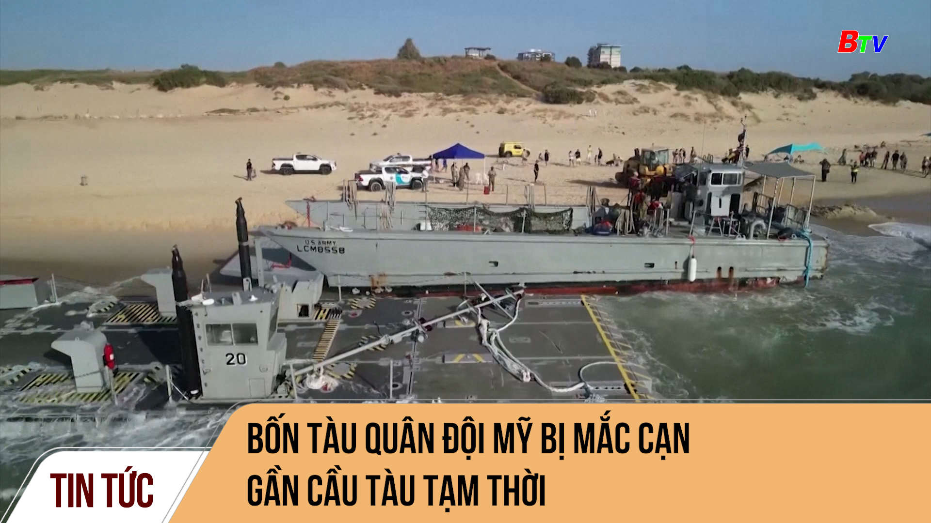 Bốn tàu quân đội Mỹ bị mắc cạn gần cầu tàu tạm thời