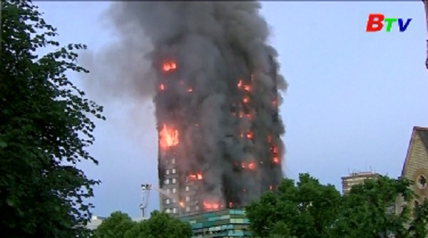 London - Nhiều người dân sống ở chung cư sơ tán do lo ngại hỏa hoạn