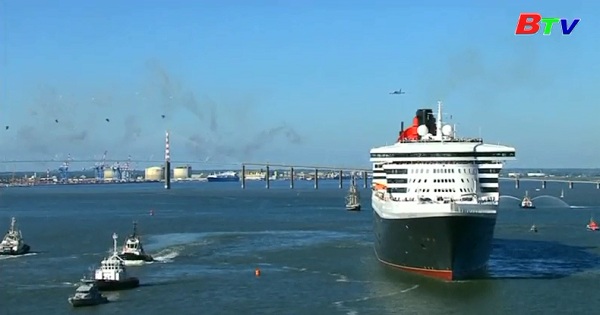 Tàu du lịch Queen Mary 2 bắt đầu cuộc đua thuyền buồm