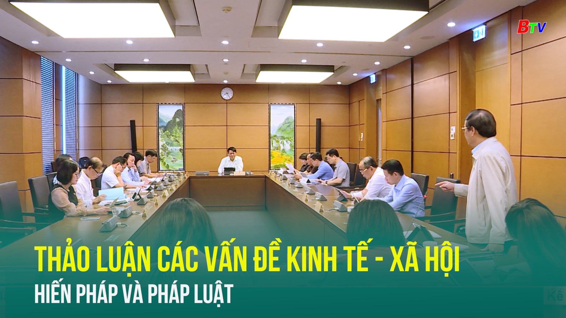 Thảo luận các vấn đề kinh tế - xã hội, hiến pháp và pháp luật