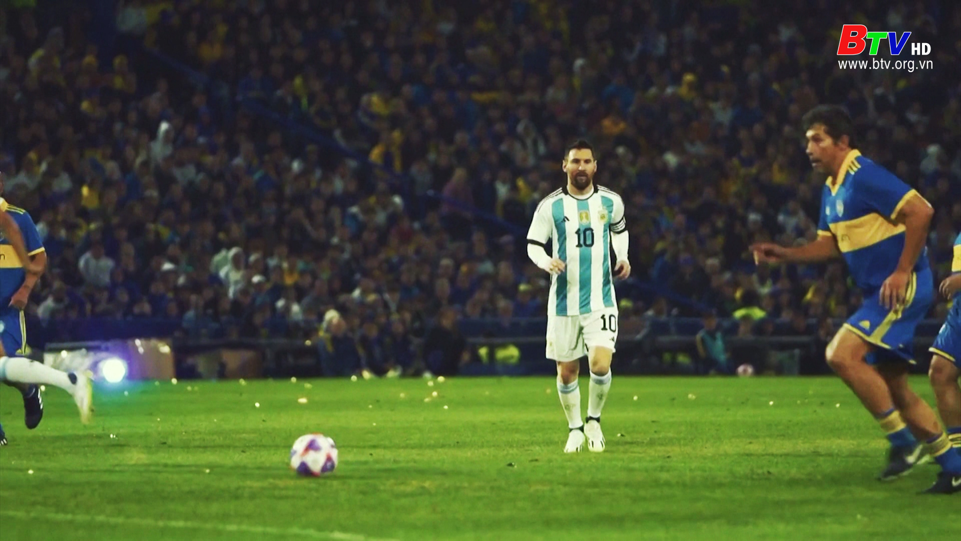 Lionel Messi toả sáng ở trận đấu tri ân Riquelme