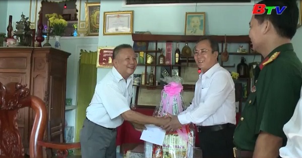 Bí thư Tỉnh ủy thăm các gia đình chính sách tại thành phố Thủ Dầu Một
