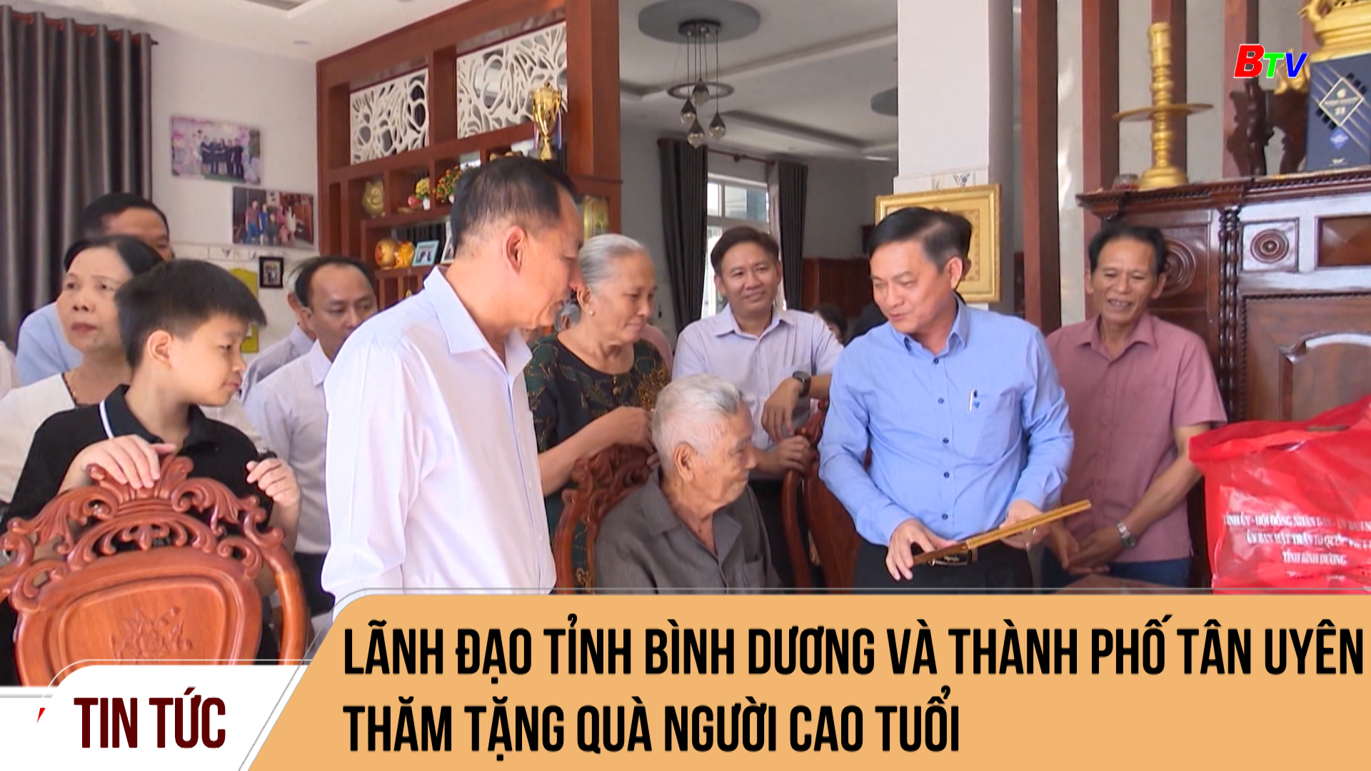 Lãnh đạo tỉnh Bình Dương và thành phố Tân Uyên thăm tặng quà người cao tuổi	