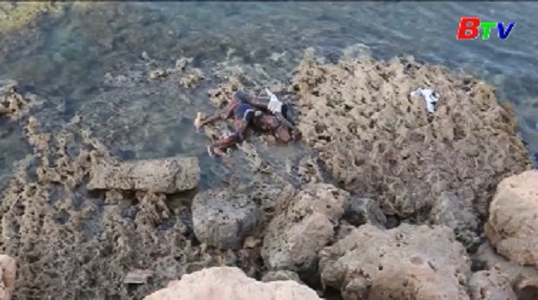 Ít nhất 25 người di cư chết đuối trôi dạt vào bờ biển Libya