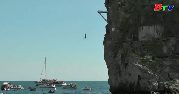 Hào hứng cuộc thi nhảy cầu vách đá ở Crimea