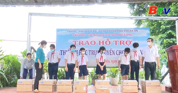 Trường THCS Phú Long trao máy tính bàn cho học sinh khó khăn