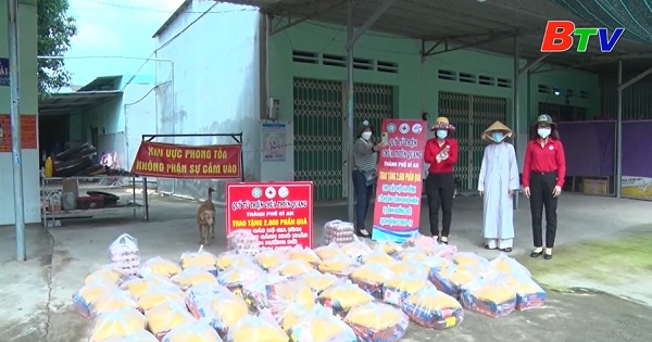 Phú Giáo trao 2.600 phần quà cho người dân nghèo