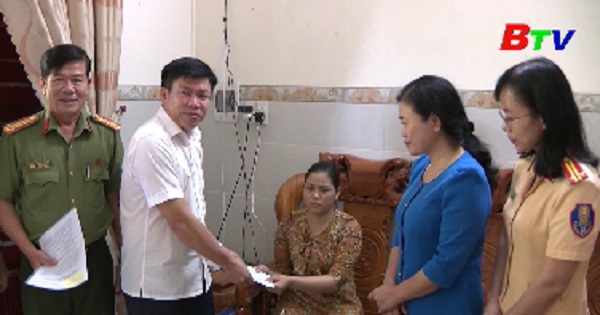 Ban An toàn giao thông thăm tặng quà nạn nhân tai nạn giao thông tại Thuận An
