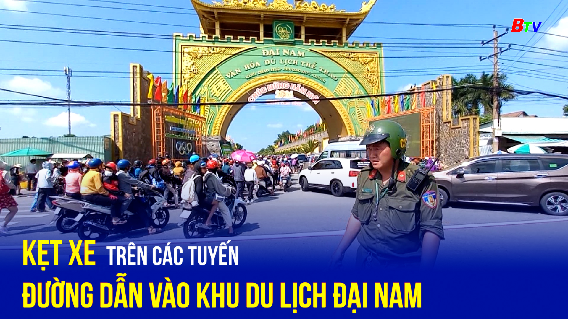 Kẹt xe trên các tuyến đường dẫn vào Khu du lịch Đại Nam