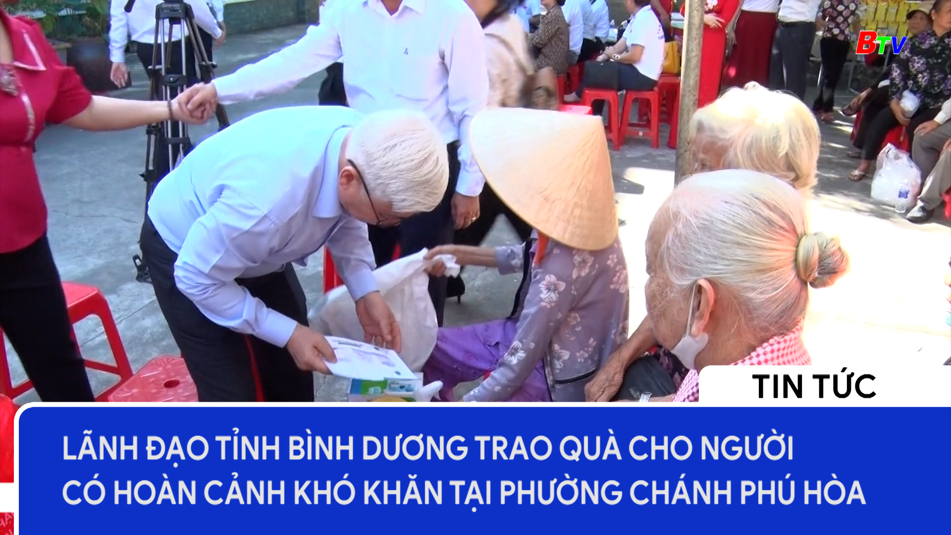 Lãnh đạo tỉnh Bình Dương trao quà cho người có hoàn cảnh khó khăn tại phường Chánh Phú Hòa