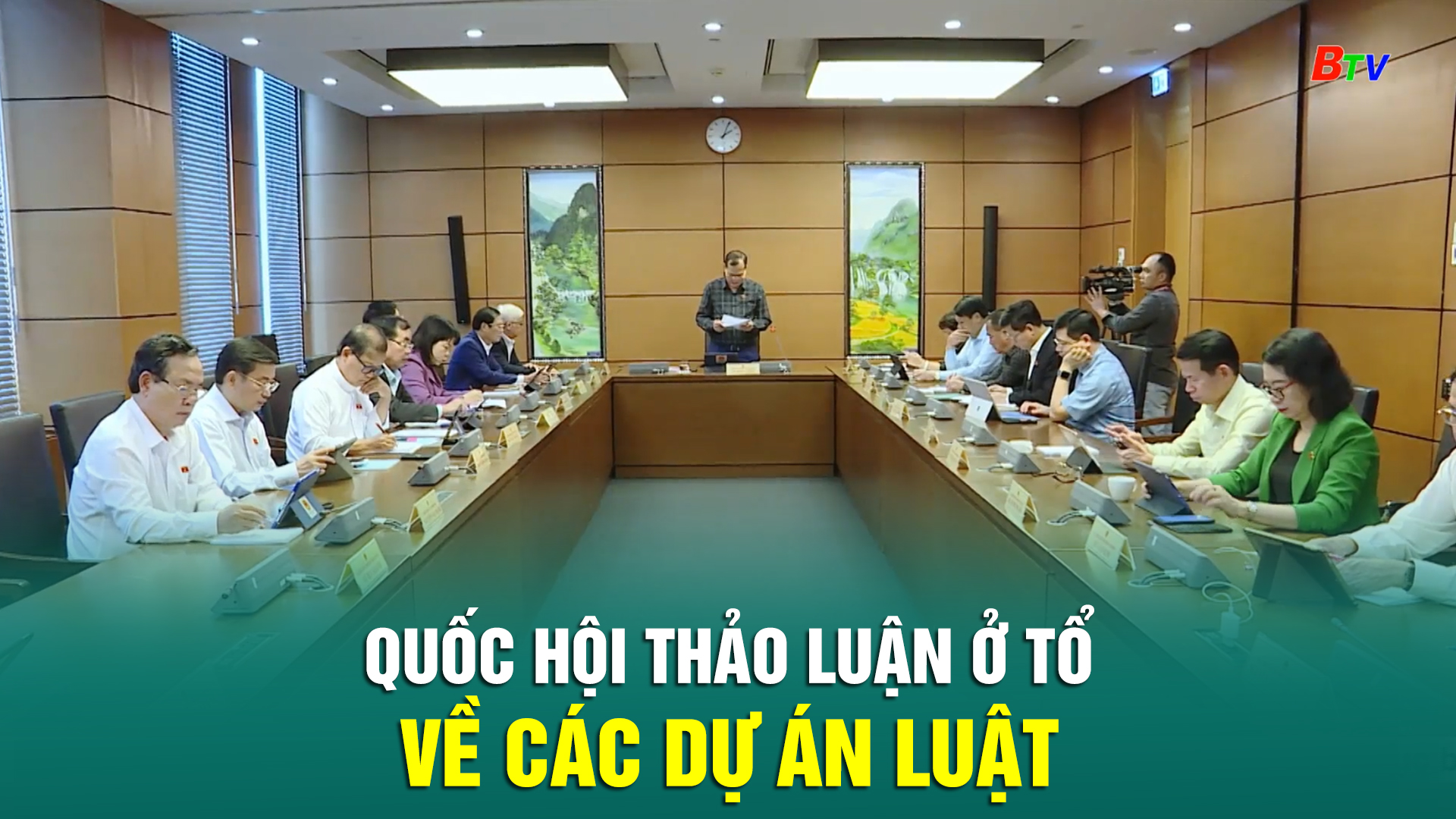 Quốc hội thảo luận ở tổ về các dự án luật