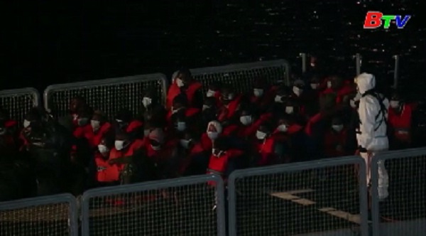 Italy hỗ trợ tàu chở người di cư ngoài biển