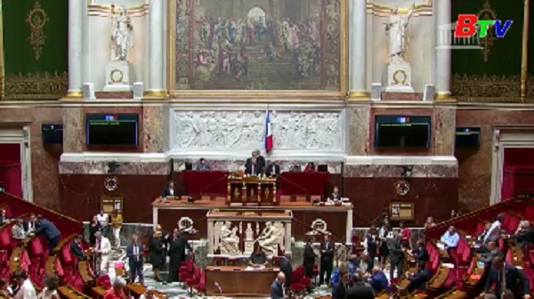 Chính phủ Pháp vượt qua cuộc bỏ phiếu bất tín nhiệm