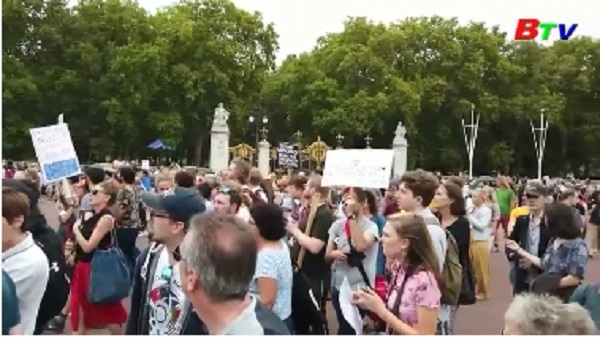 Hàng ngàn người biểu tình phản đối tạm ngưng Quốc hội Anh