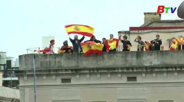 Tây Ban Nha - Biểu tình phản đối cuộc trưng cầu ý dân bất hợp pháp tại Catalunya