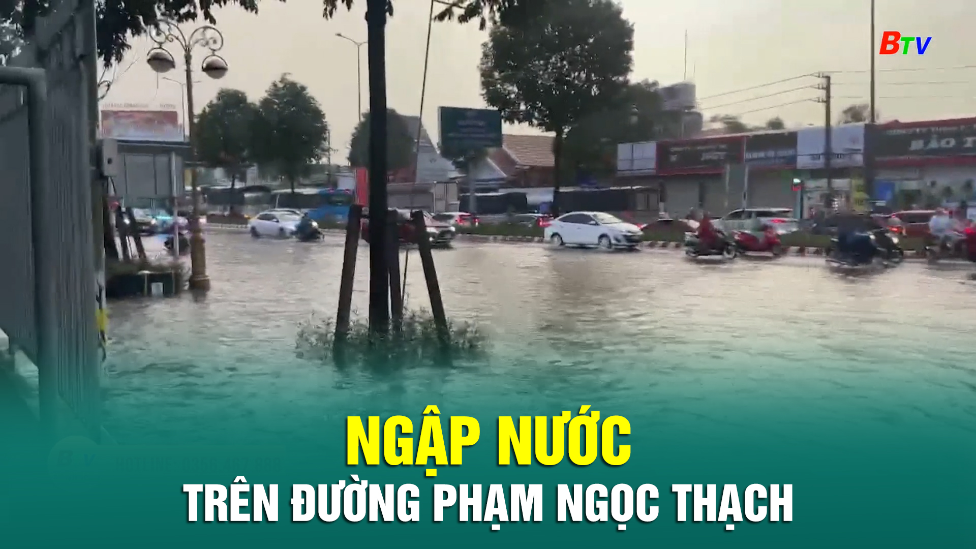 Ngập nước trên đường Phạm Ngọc Thạch