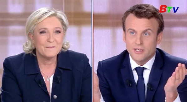 Ứng cử viên Macron khiếu nại cáo buộc của đối thủ Le Pen
