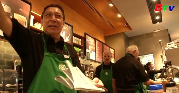 Starbucks mở quán cà phê với nhân viên phục vụ lớn tuổi tại Nhật Bản