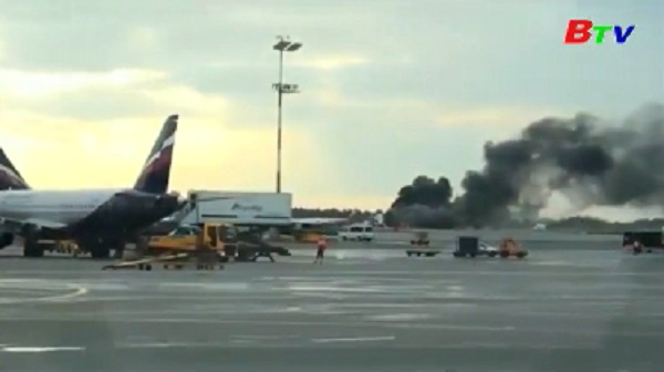 Máy bay Nga bốc cháy trên đường băng ở Moscow, ít nhất 41 người chết
