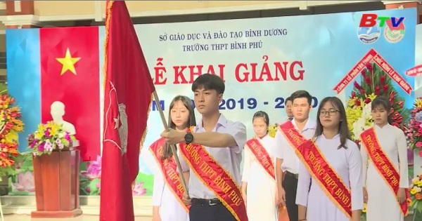 Lễ khai giảng năm học mới tại trường THPT Bình Phú