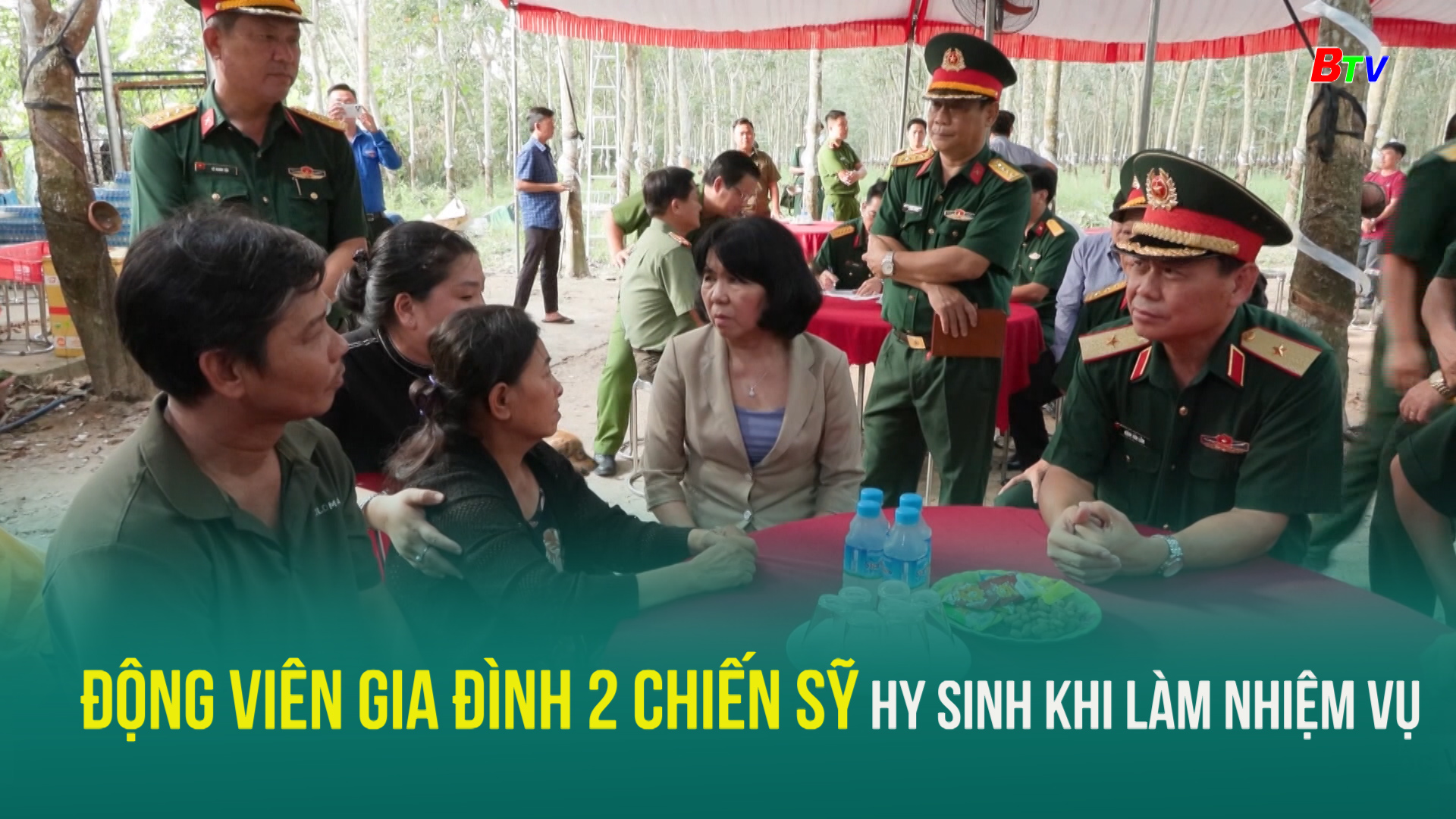 Động viên gia đình 2 chiến sỹ hy sinh khi làm nhiệm vụ