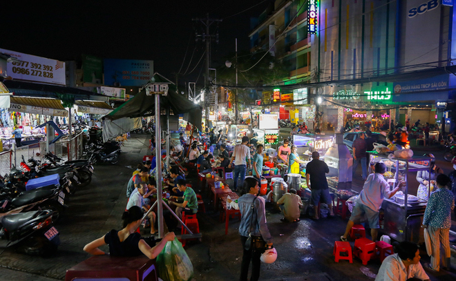 Khu chợ hàng rong giữa Sài Gòn