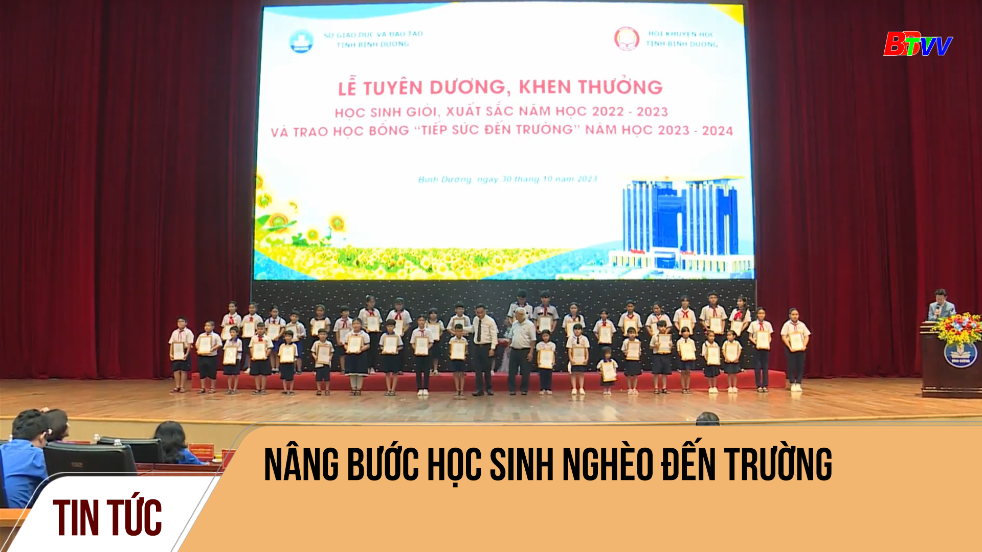 Nâng bước học sinh nghèo đến trường