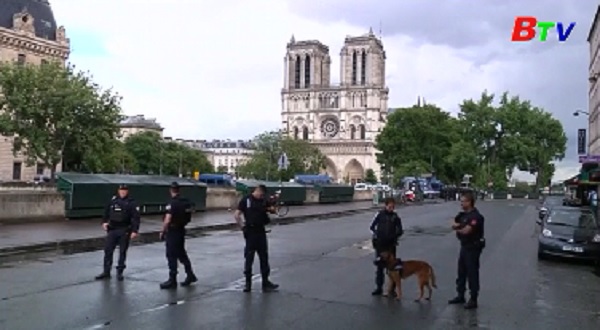 Tấn công trước nhà thờ Notre-Dame ở thủ đô Paris